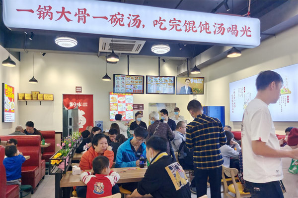 2021餐饮行业大变局：头部品牌遇冷收缩，腰部品牌逆势增长