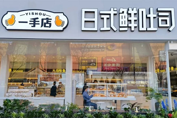 “熟食+烘焙+茶饮”，27年连锁龙头开新店，探索混搭新模式？