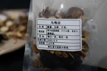 年轻人不爱喝奶茶了？1.34元一贴的酸梅汤遭抢购挤崩中医院服务器