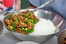 猛火现炒、不用预制菜！平价的盖码饭成为快餐“新势力”